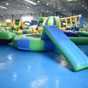 Trampolino d’acqua con scivolo