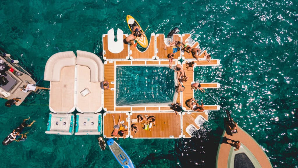 Floating Beach Club Yachtbeach per yacht