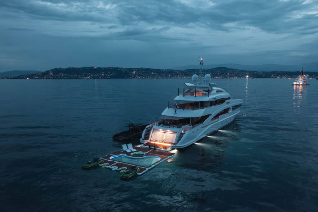 Floating beach club e piattaforme per yacht